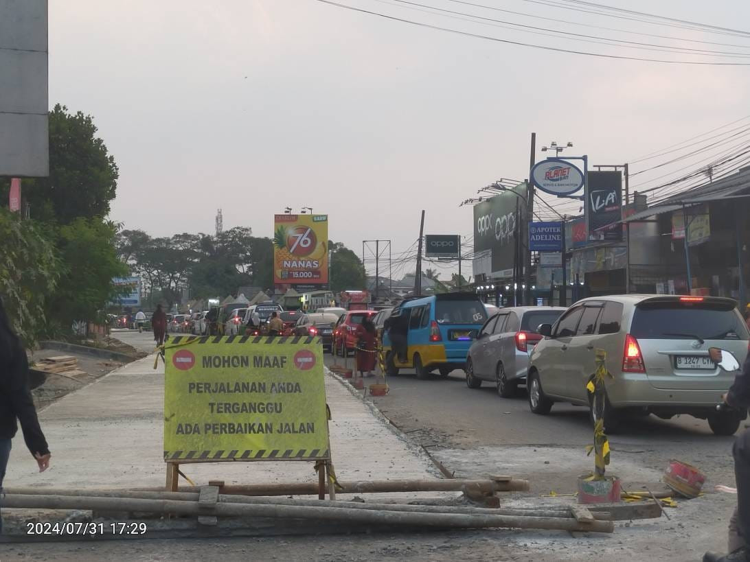 Bikin Macet, Poyek Peningkatan Jalan Di Kota Bumi Dikeluhkan Warga