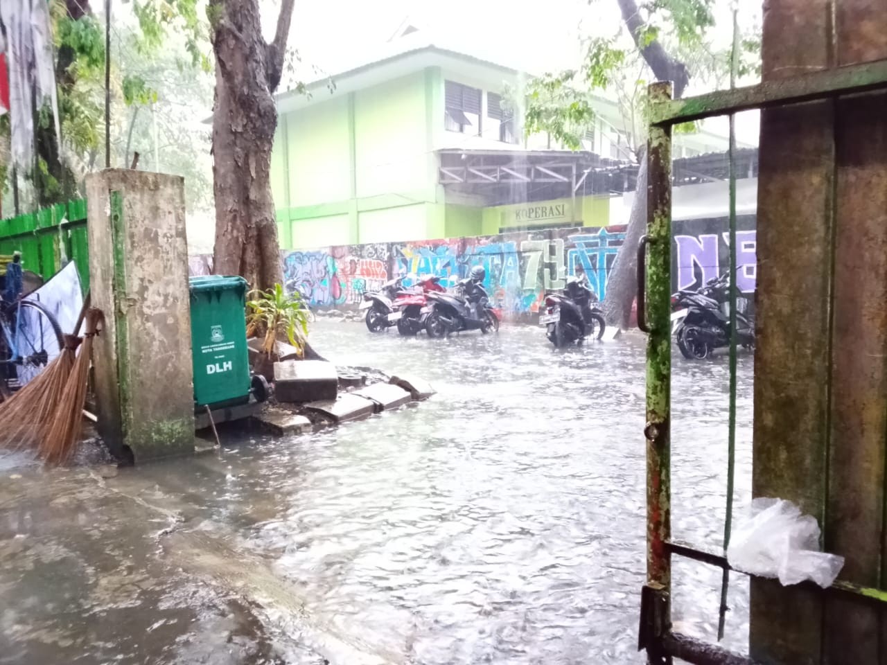 Wakil DPRD Bula Suara Soal Genangan di Kawasan Pendidikan