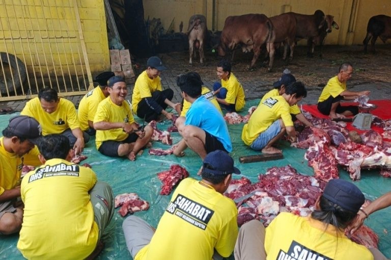Supiani Ketua Komisi 4 DPRD Kota Tangerang Salurkan 3 Ton Daging Kurban